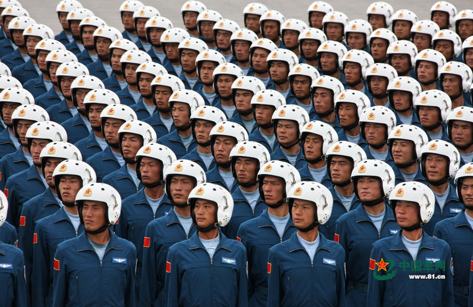 面容刚毅英姿挺拔阅兵式上的中国士兵一