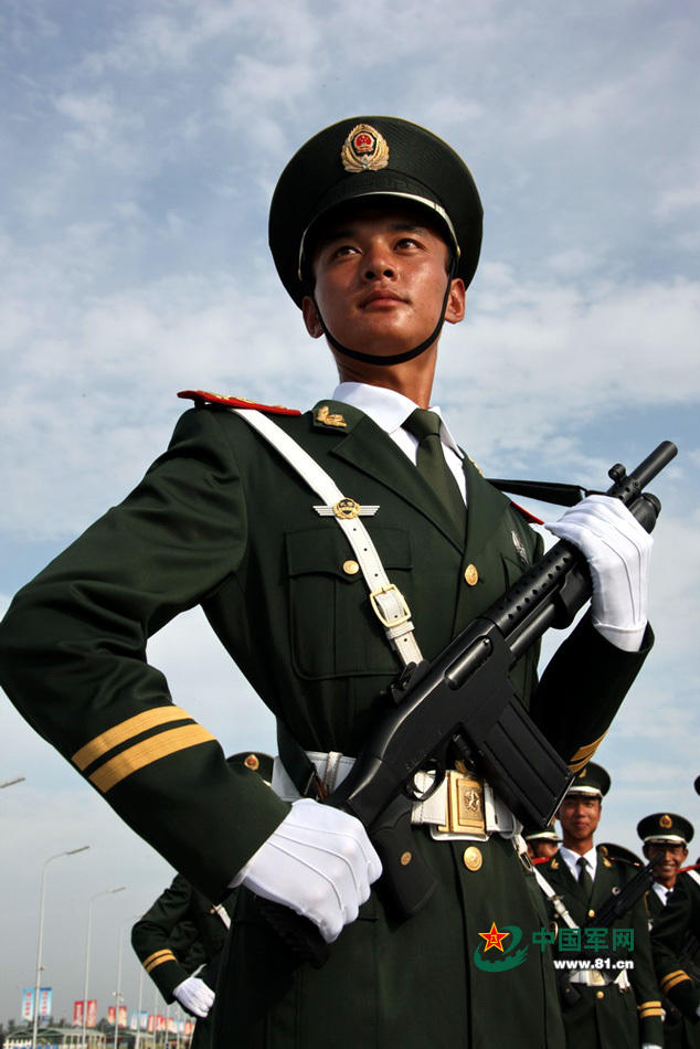 面容刚毅英姿挺拔:阅兵式上的中国士兵二
