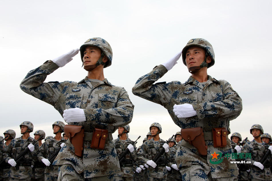 面容刚毅英姿挺拔阅兵式上的中国士兵一