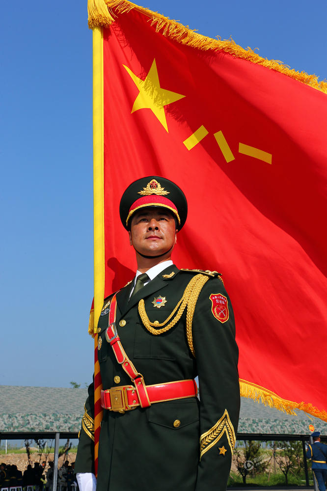 曾是一名模特的三军仪仗队队员门佳慧在进行演习.新华社发 田丰 摄