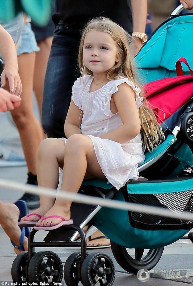 小贝全家迪士尼游玩 小七长发飘飘再成焦点