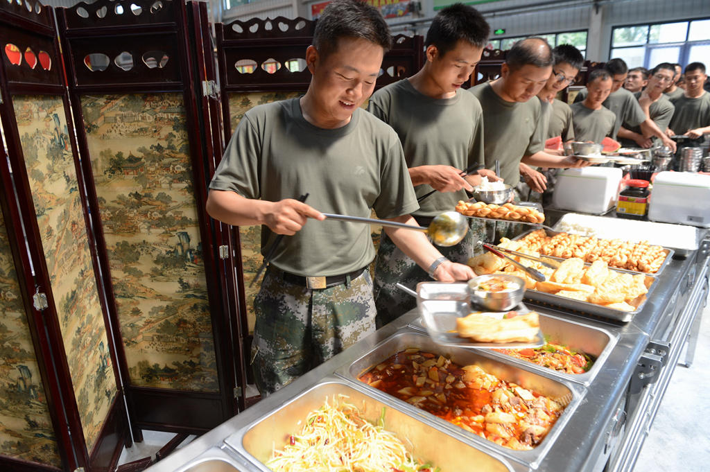 英雄连英模部队方队炊事人员在阅兵训练基地餐厅为受阅官兵制作美食