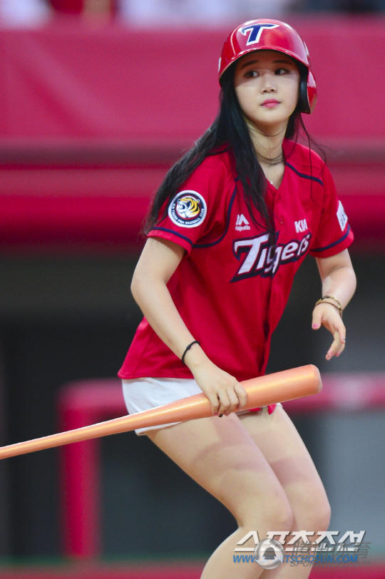 高清韩棒球宝贝透视装亮相女团开球秀身段