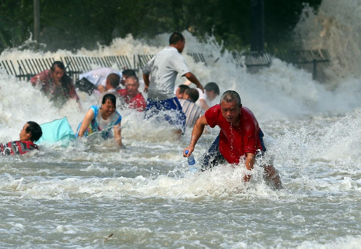 【钱塘江】"鬼王潮"上岸掀翻众多观潮者