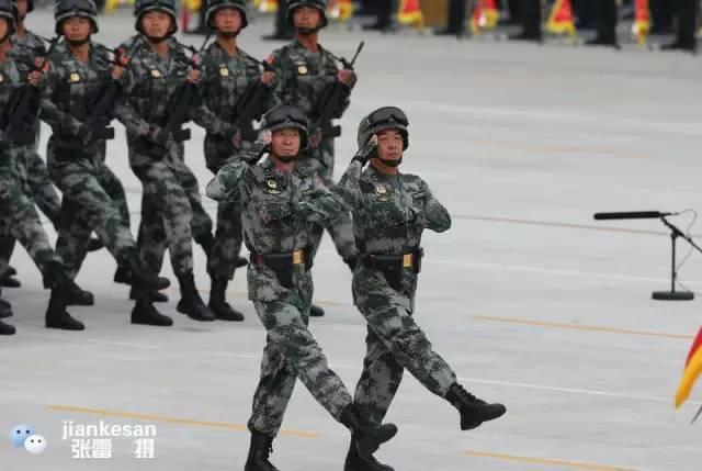 模范连英模部队方队两位将军领队是第31集团军副军长林向阳和洪江强