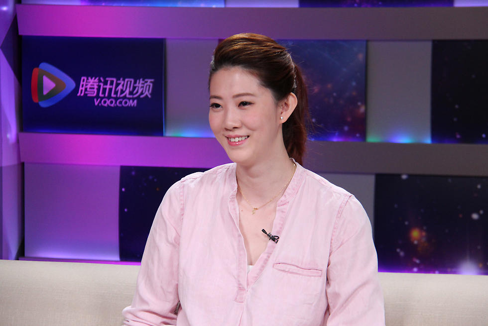 高清:女排名将薛明做客 现场大秀插花技艺