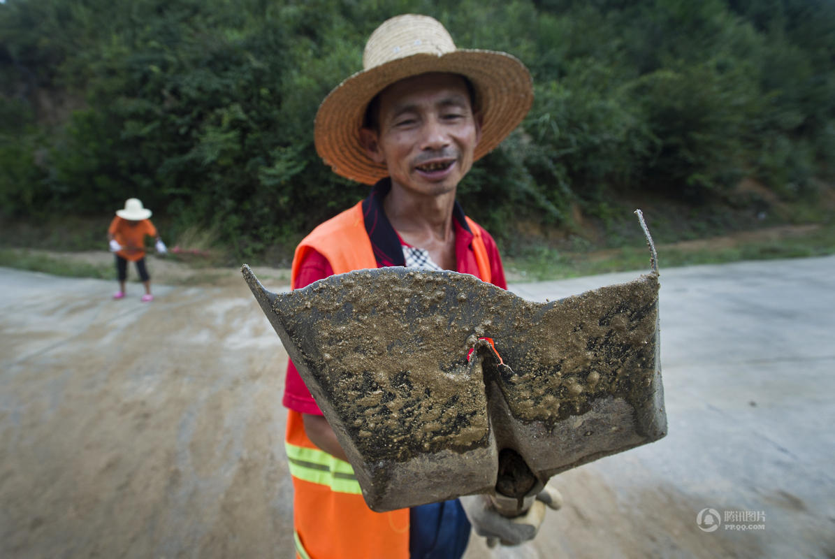 中国人的一天:夫妻养路工守天路16载