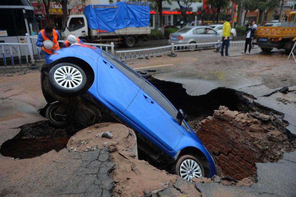 组图:兰州马路塌陷一辆轿车被"吞"