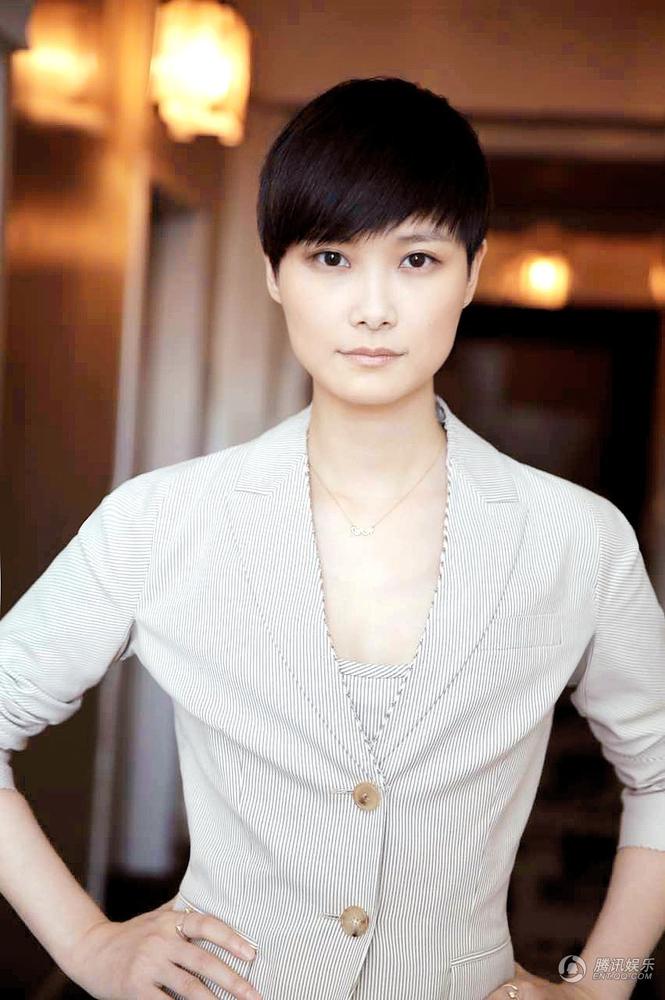 李宇春穿西装亮相纽约时装周 英气十足显好身材 9张