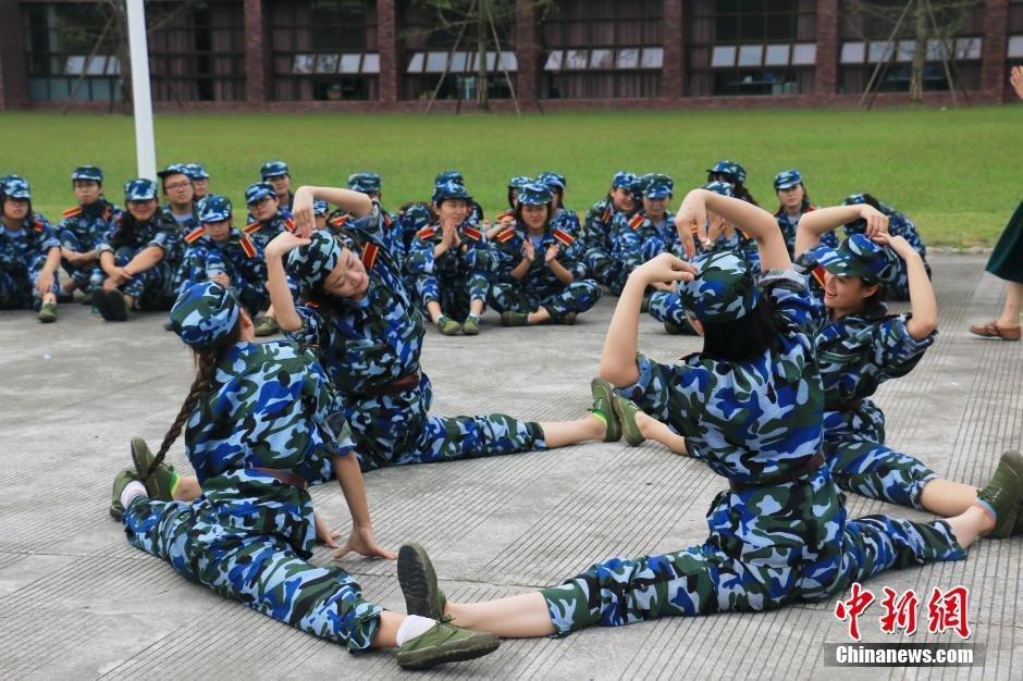 高清:女大学生军训间隙"斗舞"引爆全场_体育_腾讯网
