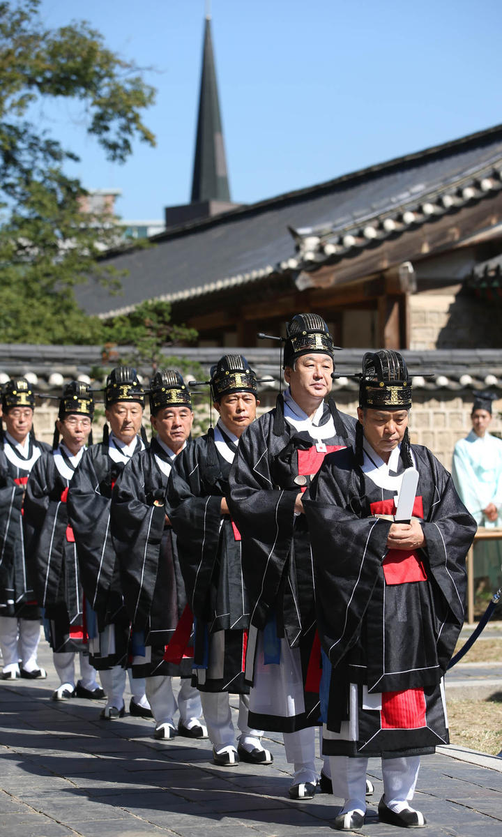 韩国学生穿传统服装举行"释奠大祭"祭祀孔子 - acfun弹幕视频网 - 认