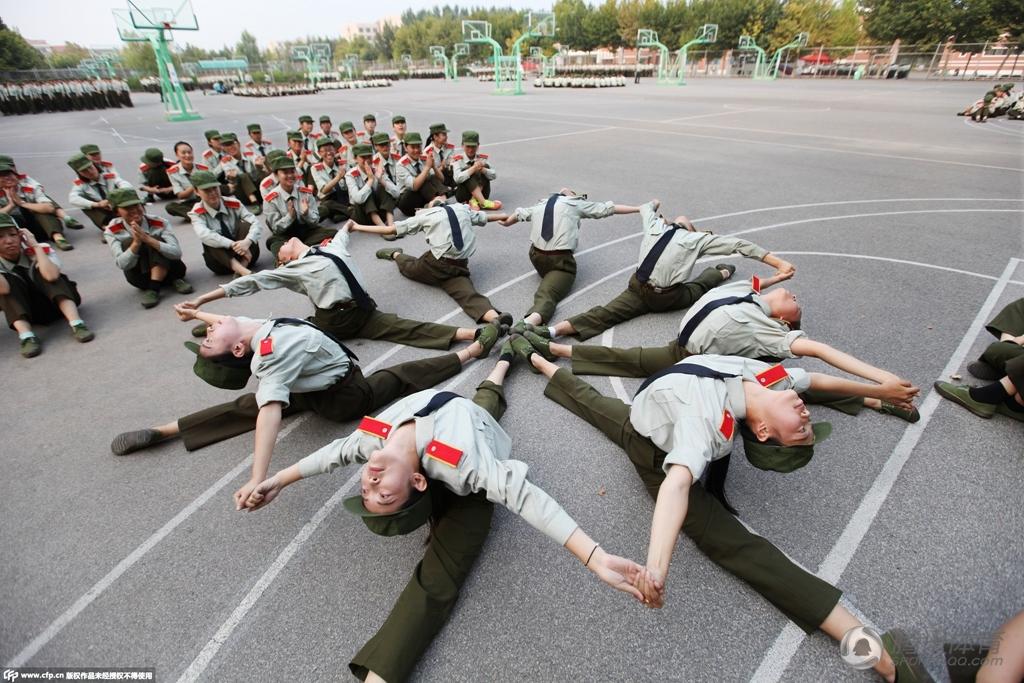 高清舞蹈女生军训就是猛花式一字马亮瞎眼