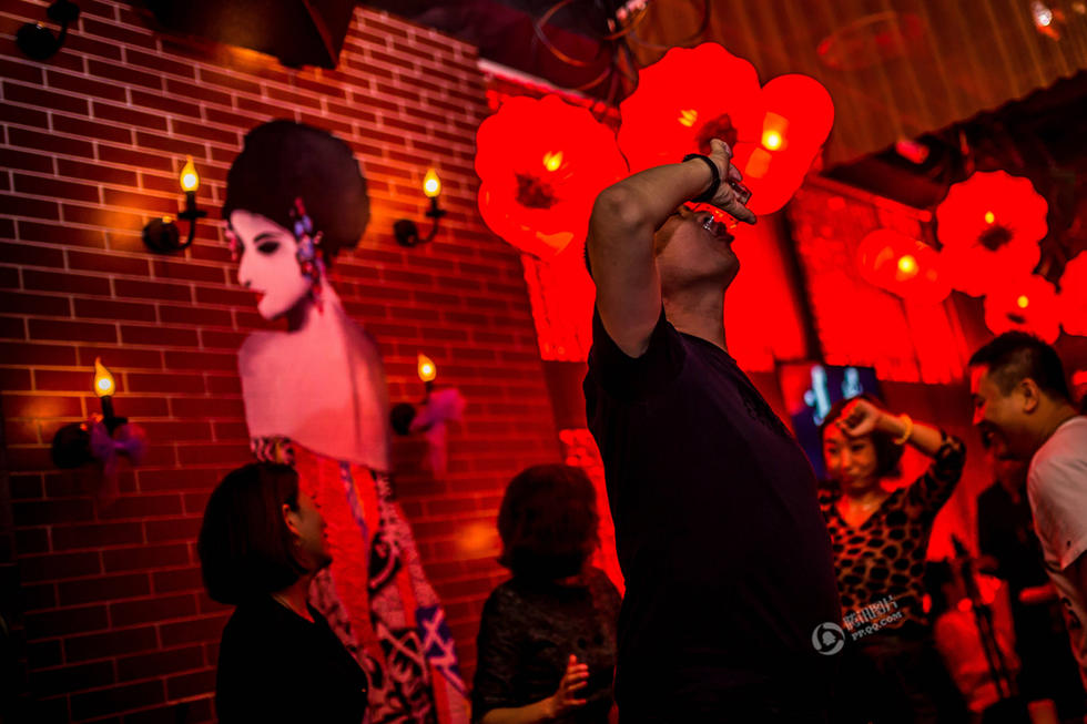 探访青岛酒吧夜生活:城市"夜行者"的秀场