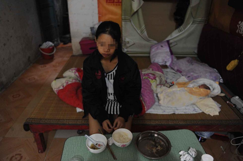 组图:16岁少女产下女婴 男友称孩子随便处理