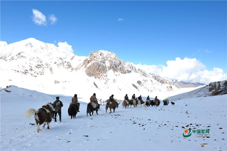 组图:牦牛骑兵巡逻"死亡谷" 地势险恶军马无法通行
