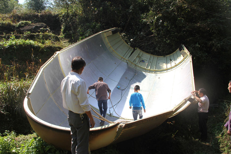 组图:卫星整流罩坠落江西深山砸断民用电线