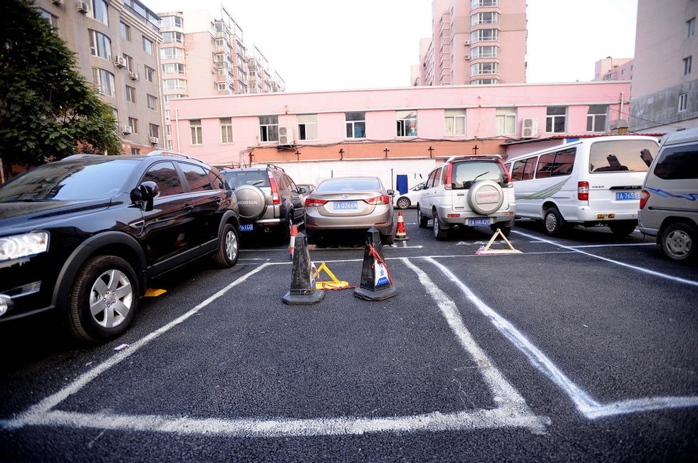 现实版"抢车位" 车主自画70余车位占地