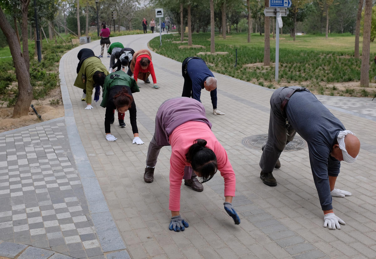 郑州公园市民爬行晨练场面壮观