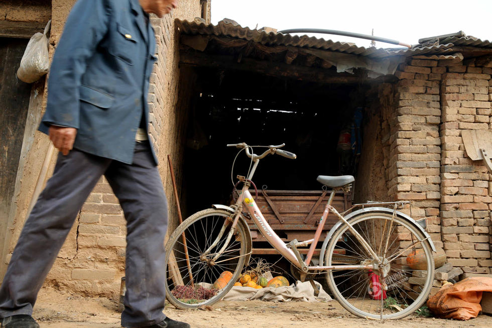 ω?)ノ- ( ゜- ゜)つロ