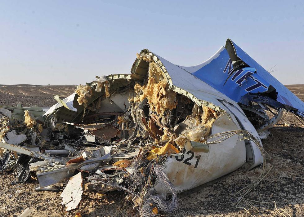 在埃及坠毁的俄罗斯客机残骸散落在西奈半岛的沙漠之中,机体已经四分