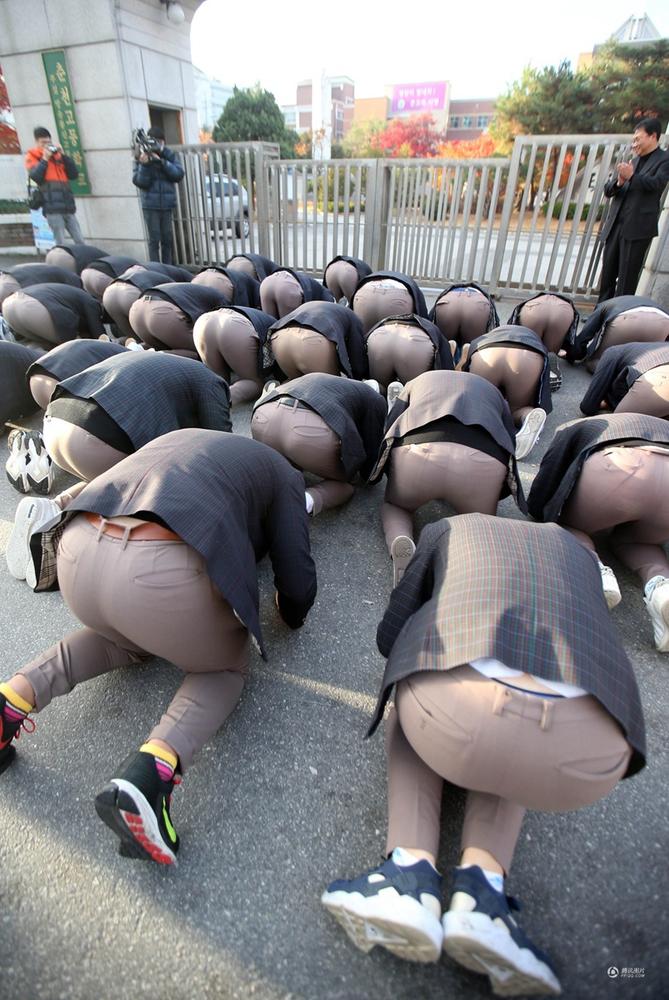 韩国高考 师弟师妹集体下跪为考生加油