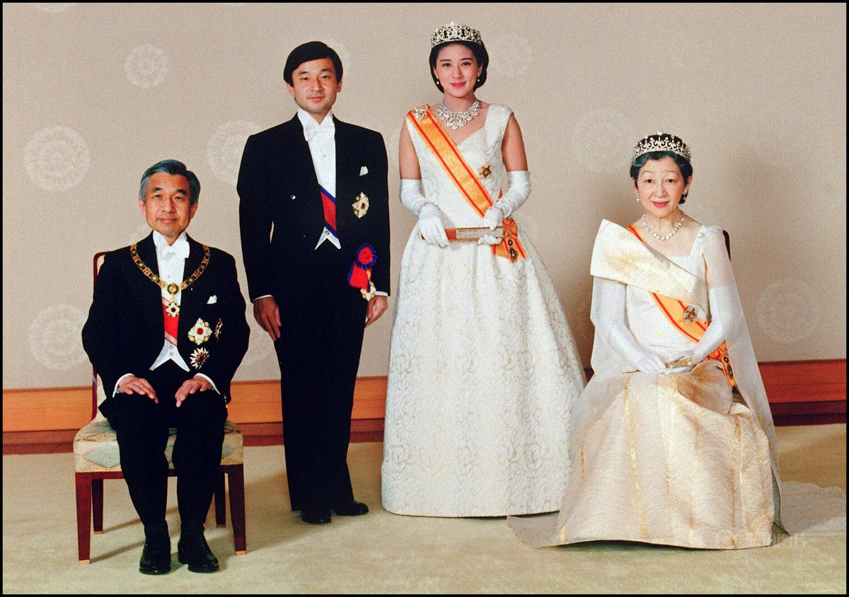 结婚当时与明仁天皇夫妇拍摄的合影