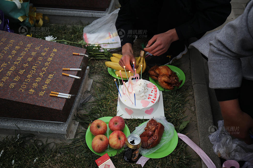 张梦宇的弟弟杨震在为哥哥点上生日蛋糕上的蜡烛.(摄影:郁雨铖)