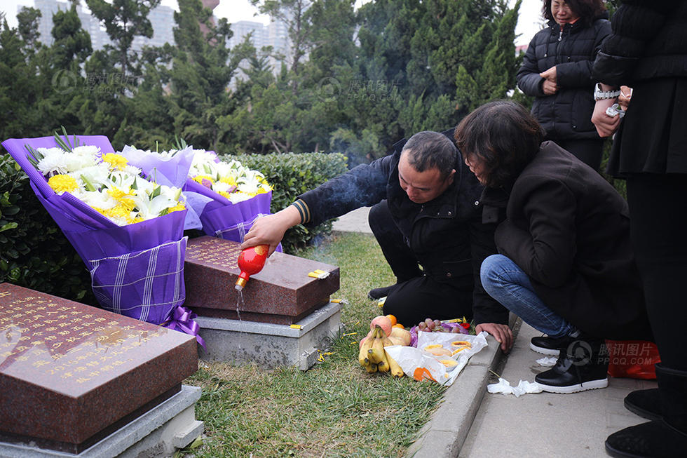 独家:消防官兵及家属祭奠天津爆炸牺牲战士