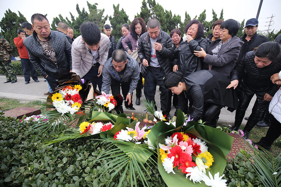 獨家:消防官兵及家屬祭奠天津爆炸犧牲戰士