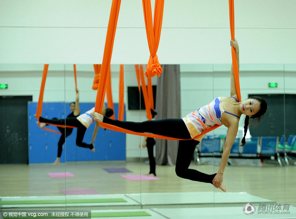 高清:飞天美女!高难度空中瑜伽倍受追捧