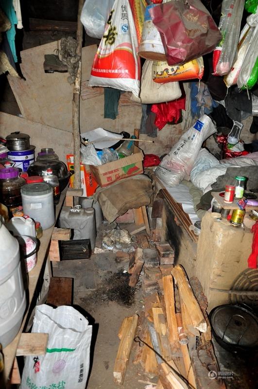 漠河58岁老汉独居地窨子十余载喝烈酒御寒