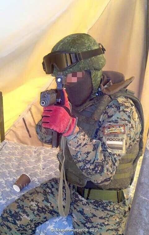 身穿库尔德武装常用迷彩的俄军特种兵,头盔,防弹衣和臂章显示了其真实