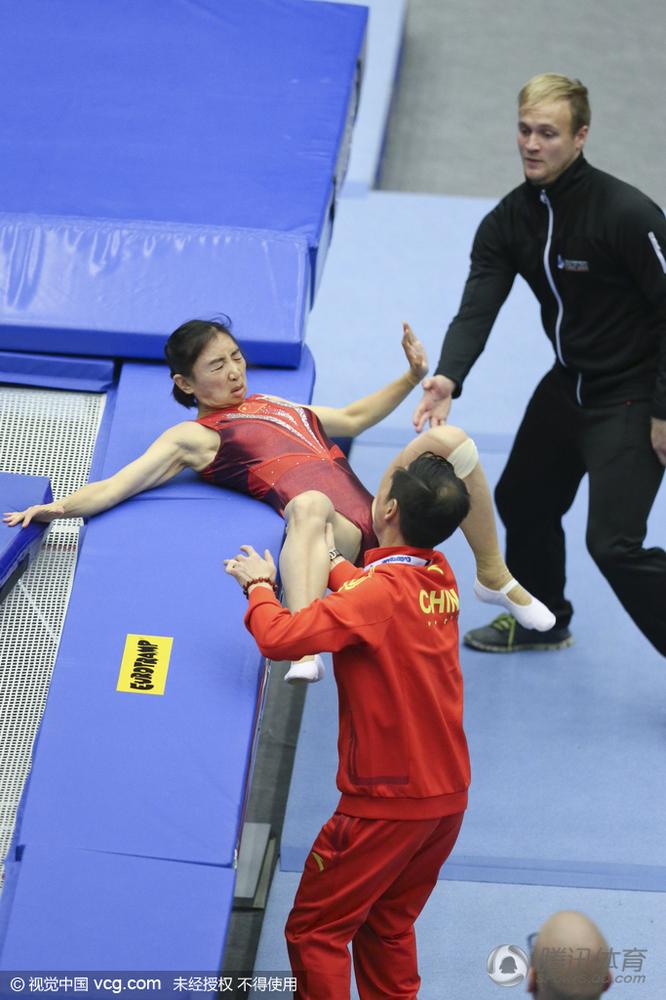 高清世锦赛何雯娜失误摔出蹦床表情痛苦