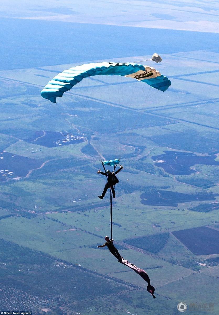 组图奇绝澳洲情侣400米高空上演丝带舞