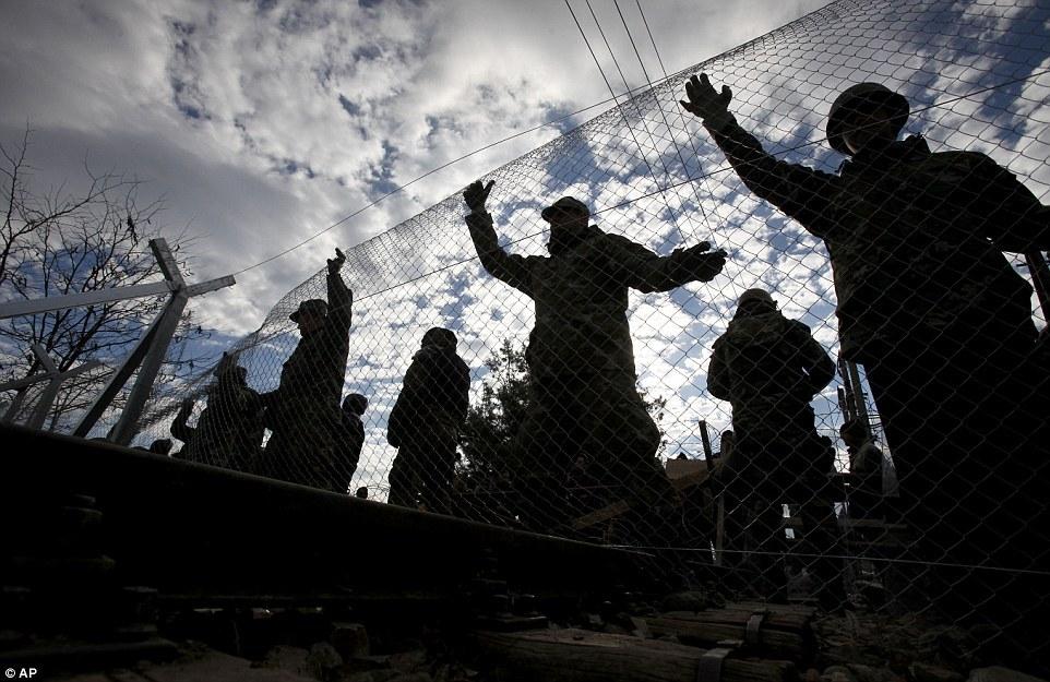 新闻 正文 据英国每日邮报报道,马其顿士兵在边境筑起了铁丝网围栏,只