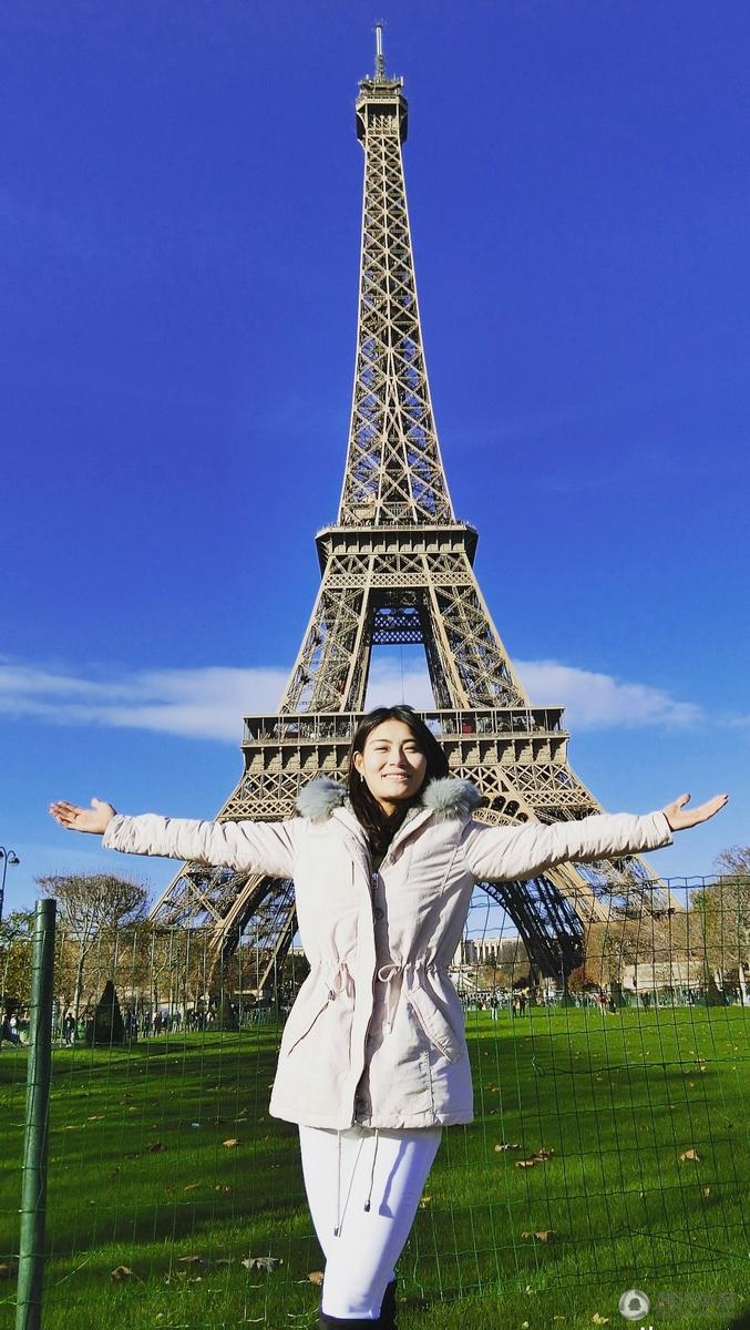 高清:美女国门清新自拍 铁塔下演绎巴黎浪漫_体育_腾讯网