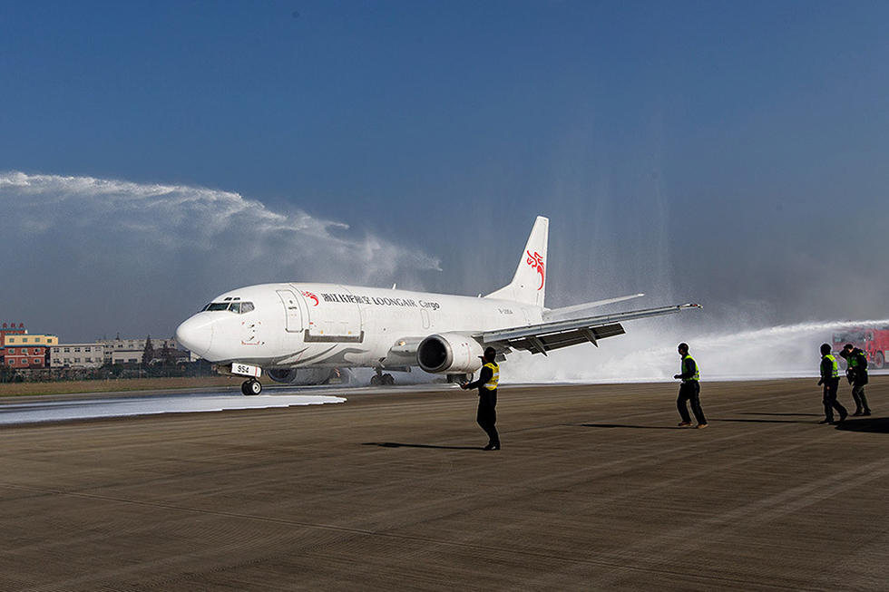 萧山机场飞机迫降右主轮爆胎画面公布