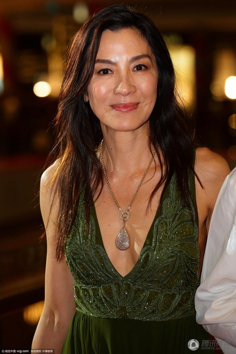 杨紫琼低胸裙走红毯 小贝助阵魅力依旧签名忙