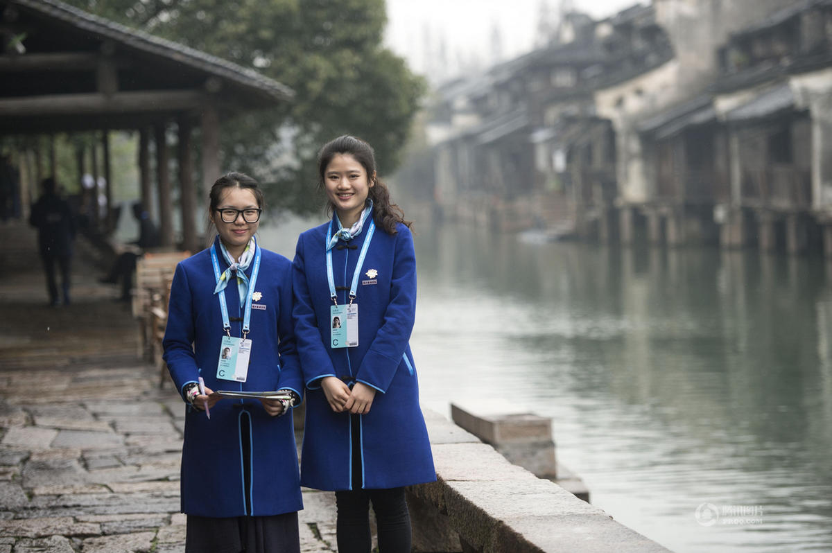 互联网大会礼仪养成记 大学生着青花瓷旗袍亮相