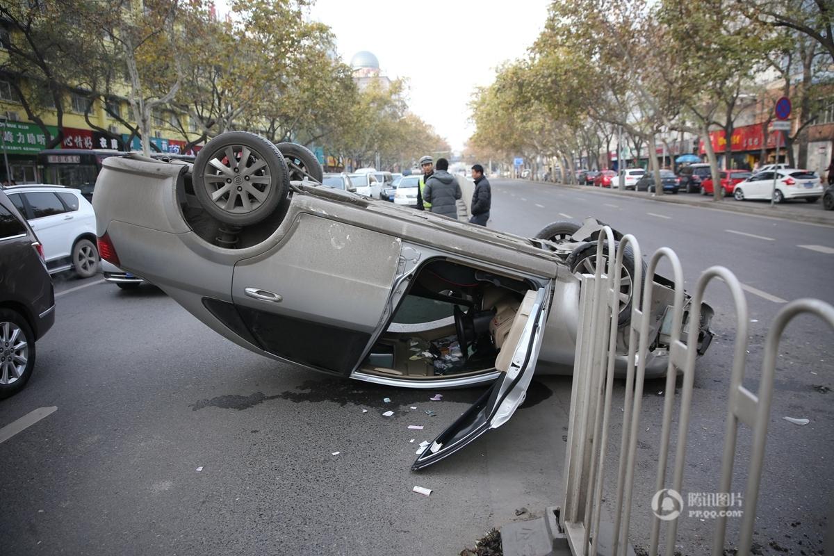 西安一轿车爆胎后翻车 撞上隔离栏引发连环车祸