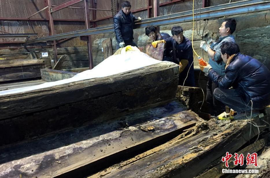 南昌西汉墓主棺椁板开拆 "海昏侯"遗骨或现身