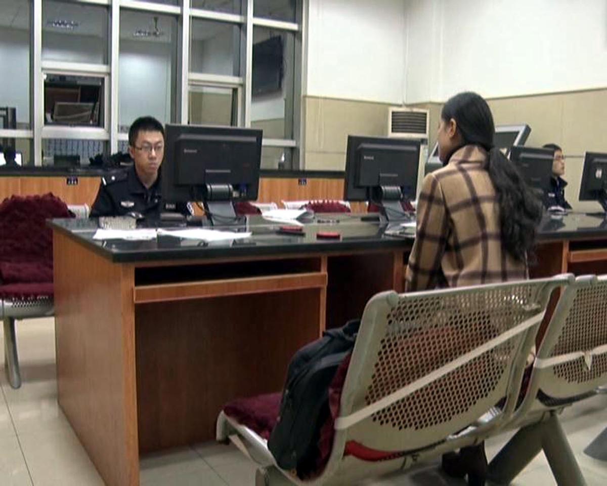 12月22日,江苏省南京市,被打网购女子和男友到派出所做笔录