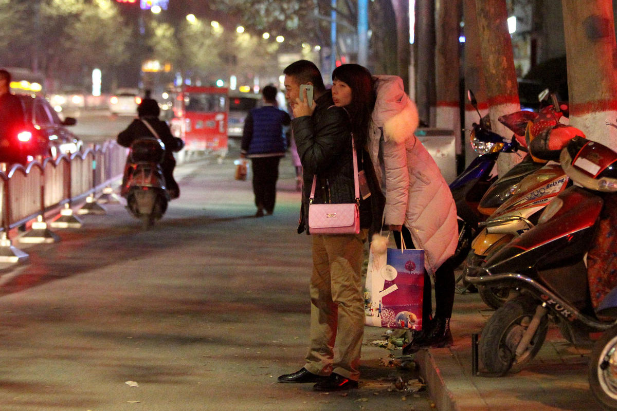 摄影师拍摄情侣平安夜压马路接吻