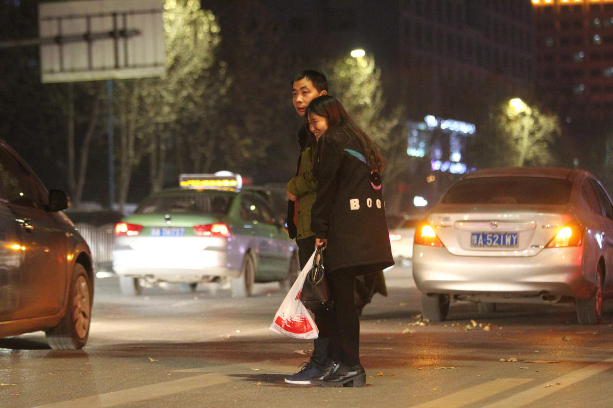 摄影师拍摄情侣平安夜压马路接吻