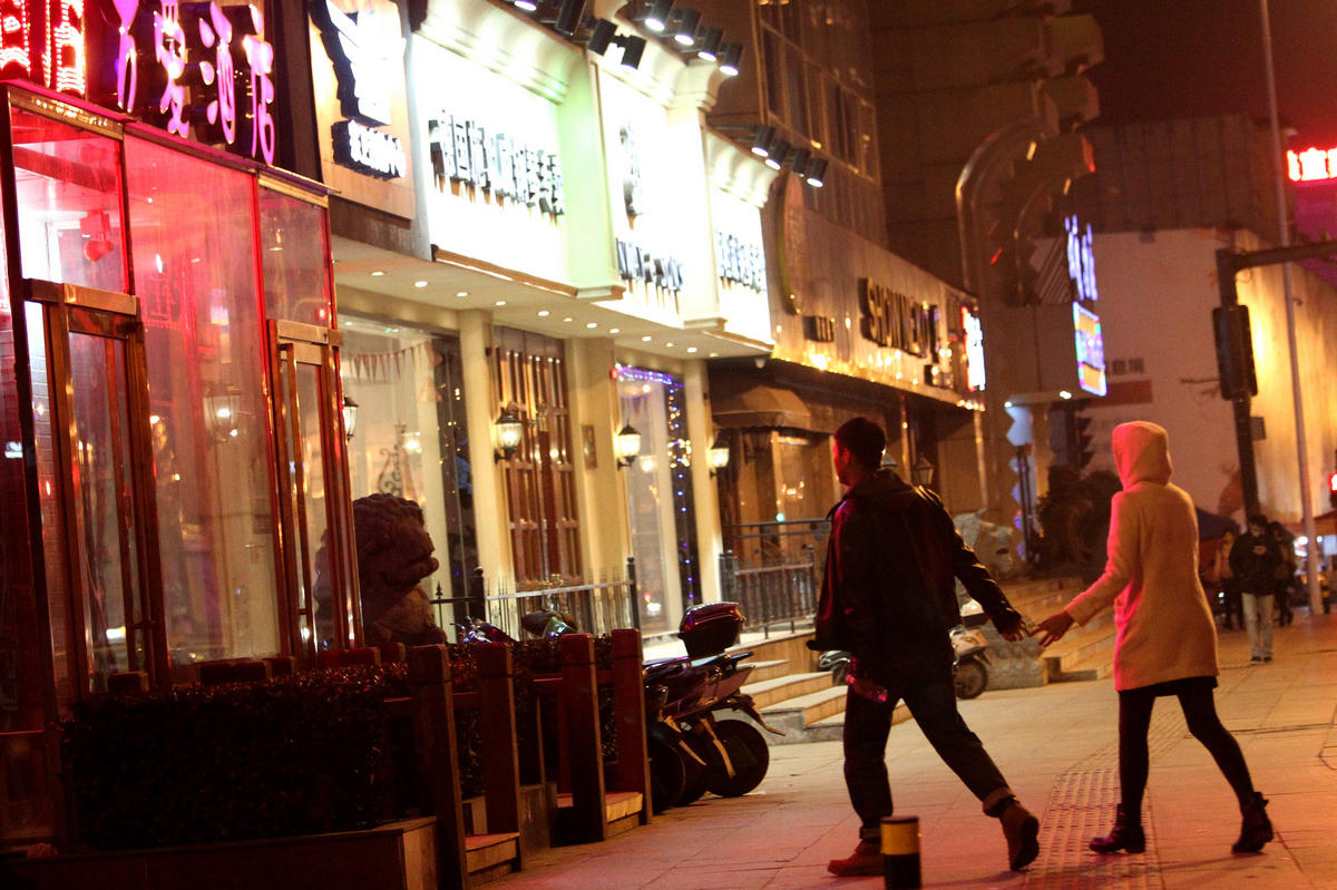 摄影师拍摄情侣平安夜压马路接吻