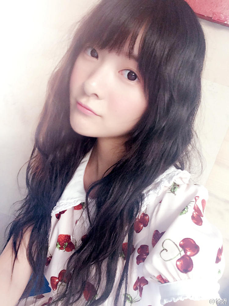 "星女郎"徐娇微博晒蓝色清新写真