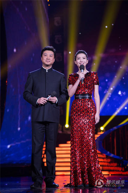 组图:栗坤年终主持赶场多 忙到根本停不下来