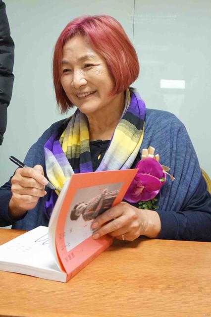 组图:郑佩佩上海过70大寿 亲笔回忆录自传出版