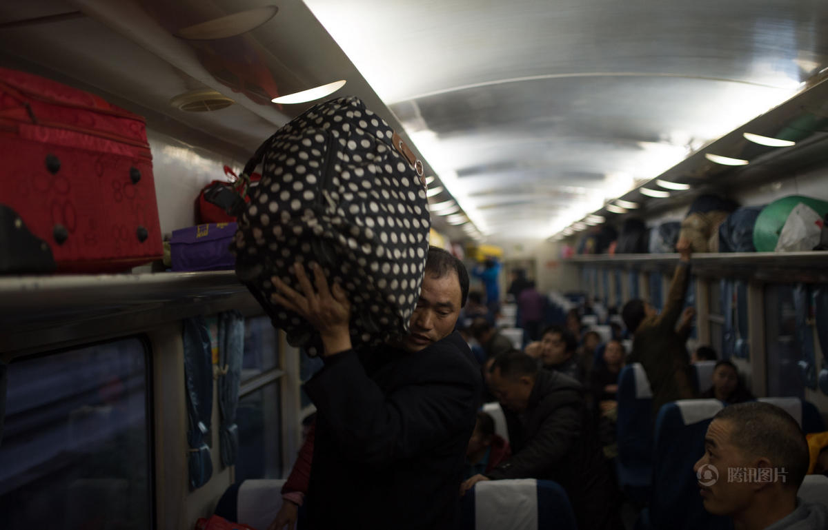 重庆民工获赠爱心车票返乡 亲人重逢泪满襟