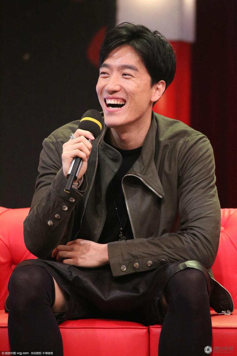 高清:刘翔做节目笑出表情包 玩板球谈退役生活_体育_腾讯网